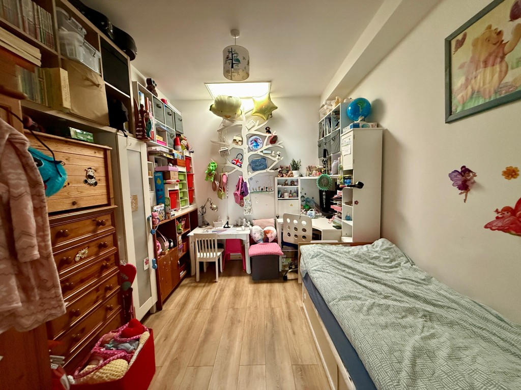 Lot: 80 - EQUESTRIAN FACILITY - INDOOR MANÈGE, STABLES, PADDOCKS AND ACCOMMODATION - Flat one - Bedroom one